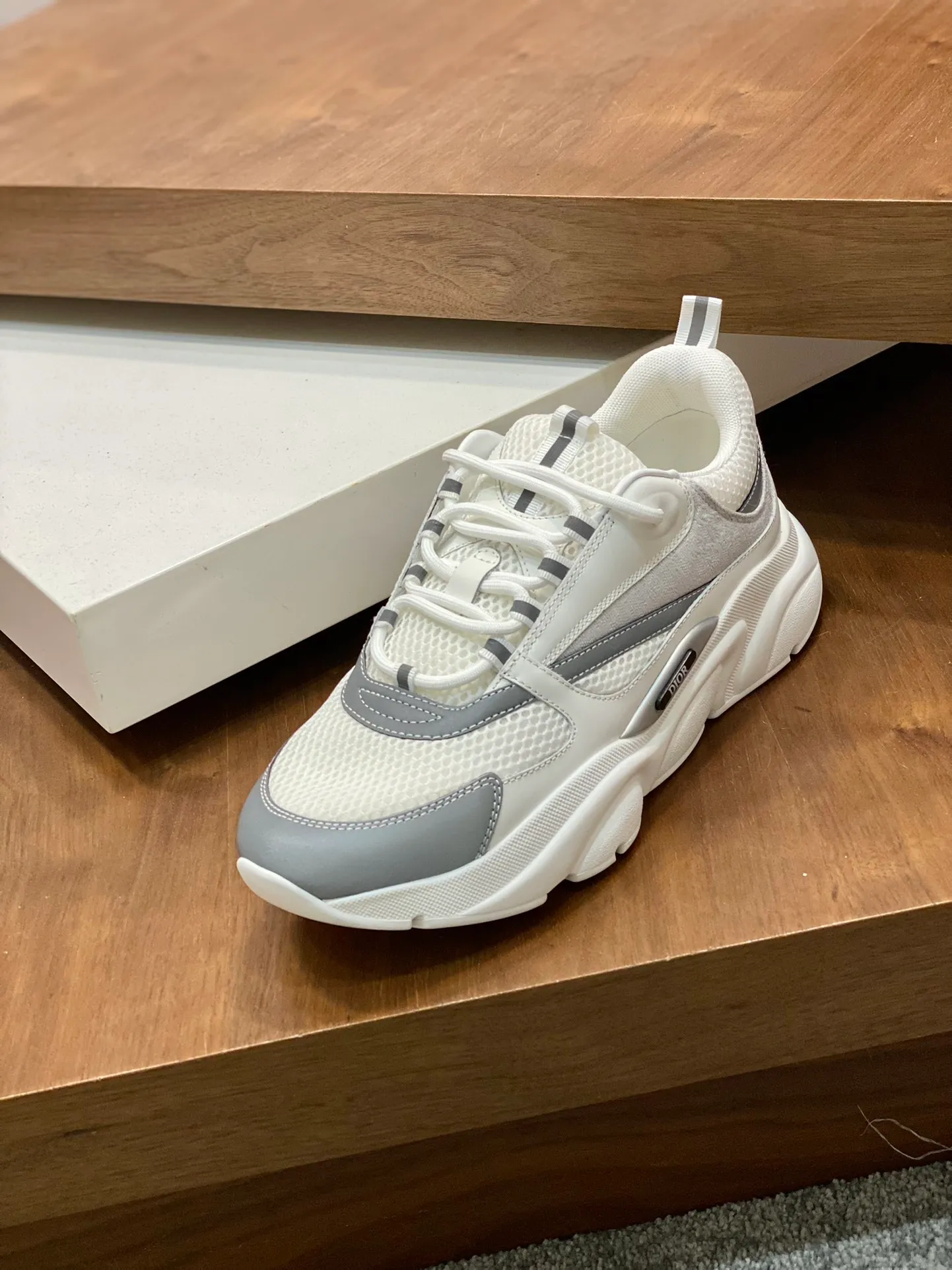 Factory price: 500💰 Dior B22 men's jogging fashion sneakers. This item draws inspiration from retro jogging shoes. It adopts a thick low-top design, with an upper made of leather and mesh fabric, and a black and white engraved rubber sole. The side is decorated with an embossed "Di~r" logo. Code number: 38-45 (38, 45, 46 can be customized)